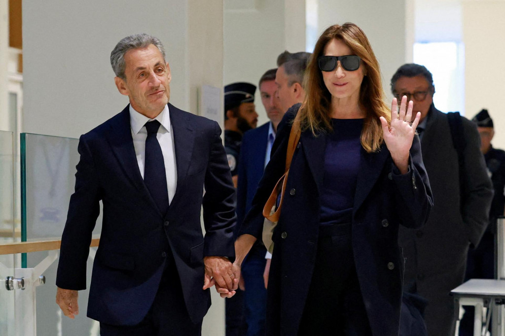 Bývalý francúzsky prezident Nicolas Sarkozy prichádza so svojou manželkou Carlou Bruni-Sarkozy na vynesenie rozsudku. FOTO: Reuters