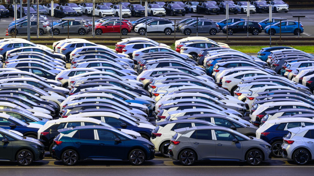 Nové vozidlá na parkovisku v areáli závodu Volkswagen v nemeckom meste Zwickau. FOTO: TASR/DPA