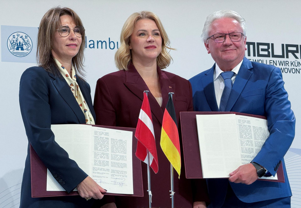 Lotyšská premiérka Evika Silinan a Armin Papperger, generálny riaditeľ nemeckého zbrojárskeho giganta Rheinmetall, a Ingrida Kirse z Lotyšskej štátnej obrannej korporácie. FOTO: Reuters