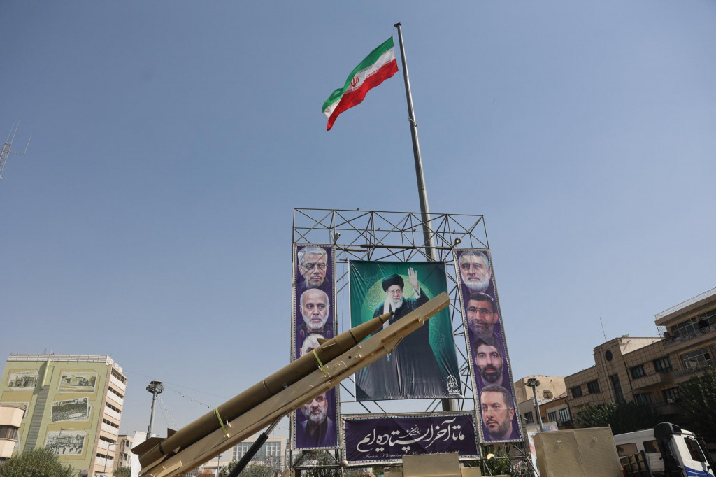 Iránsky raketový systém je vystavený vedľa transparentu s obrázkom iránskeho najvyššieho vodcu ajatolláha Alího Chameneího. FOTO: Reuters