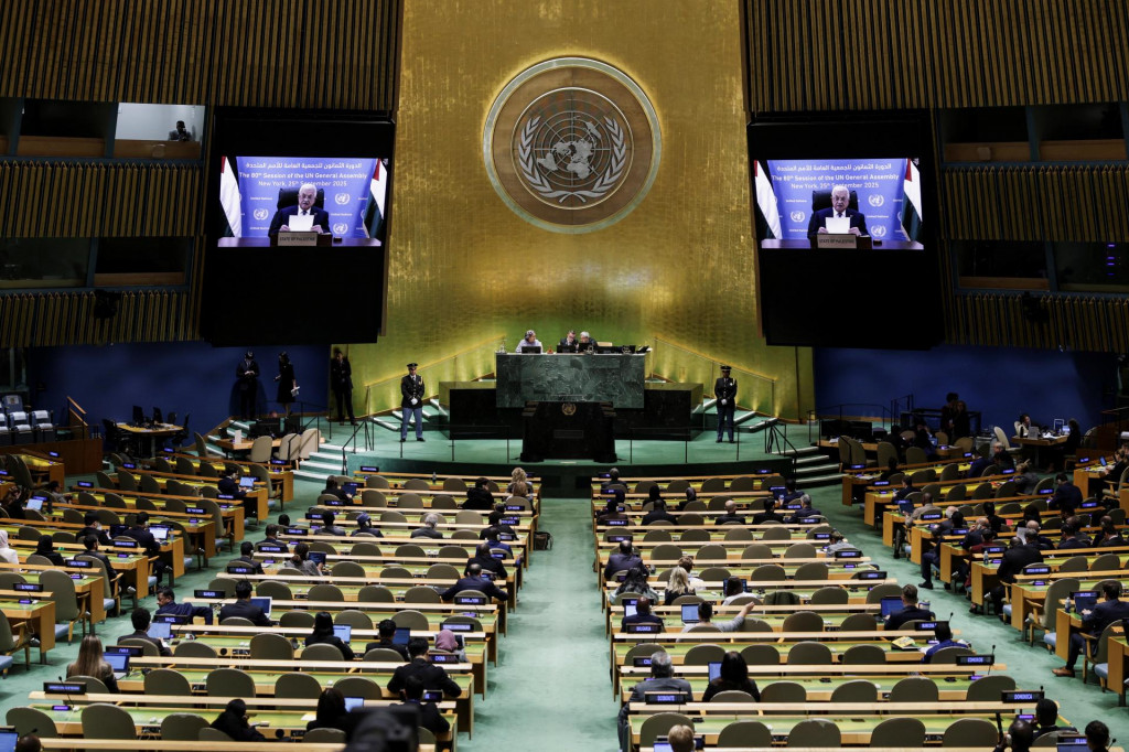 Palestínsky prezident Mahmúd Abbás na obrazovkách počas prejavu na 80. zasadnutí Valného zhromaždenia OSN. FOTO: Reuters