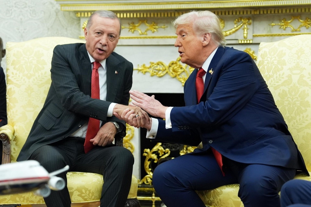 Americký prezident Donald Trump (vpravo) a turecký prezident Recep Tayyip Erdogan si podávajú ruky počas stretnutia v Oválnej pracovni Bieleho domu vo Washingtone. FOTO: TASR/AP