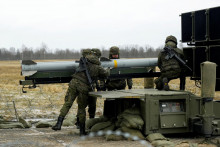 FILE PHOTO: Spanish army servicemen prepare NASAMS medium range ground-based air defence rocket launcher, in Lielvarde air base, Latvia March 29, 2023. REUTERS/Ints Kalnins/File Photo FOTO: INTS KALNINS