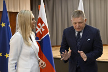 Na snímke ministerka hospodárstva Denisa Saková (Hlas-SD) a premiér Robert Fico. FOTO: TASR/Pavel Neubauer