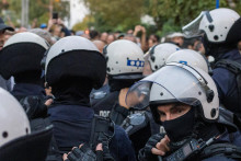 Srbské úrady zadržali dve osoby, ktoré obvinili z organizovania a financovania protipolicajného výcviku neďaleko mesta Loznica na západe krajiny. FOTO: REUTERS