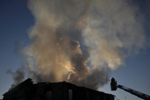 Miesto dopadu dronu Grossi sám navštívil a potvrdil, že ide o kráter s rozlohou asi štyri štvorcové metre. Okolité budovy boli v dôsledku dopadu čiastočne poškodené. FOTO: REUTERS