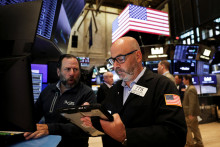 Aktuálna kondícia americkej ekonomiky a neistota ohľadom ďalšieho znižovania sadzieb posilňujú dolár. FOTO: REUTERS