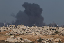 Dym stúpa z Gazy po výbuchu, videný z izraelskej strany hranice medzi Izraelom a Gazou. FOTO: Reuters