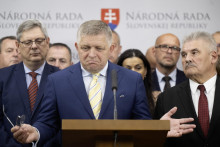 Na snímke uprostred premiér Robert Fico. FOTO: TASR/Martin Baumann