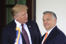 Na archívnej snímke prezident USA Donald Trump (vľavo) a maďarský premiér Viktor Orbán. FOTO: TASR/AP