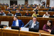 Na snímke vpredu opoziční poslanci Progresívneho Slovenska (PS) a vzadu opoziční poslanci hnutia Slovensko. FOTO: TASR/Jaroslav Novák
