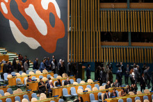 Delegáti odchádzajú pred prejavom izraelského premiéra Benjamina Netanjahua na 80. zasadnutí Valného zhromaždenia Organizácie Spojených národov v sídle OSN v New Yorku v USA. FOTO: REUTERS