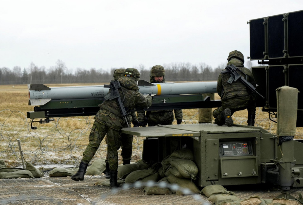 FILE PHOTO: Spanish army servicemen prepare NASAMS medium range ground-based air defence rocket launcher, in Lielvarde air base, Latvia March 29, 2023. REUTERS/Ints Kalnins/File Photo FOTO: INTS KALNINS