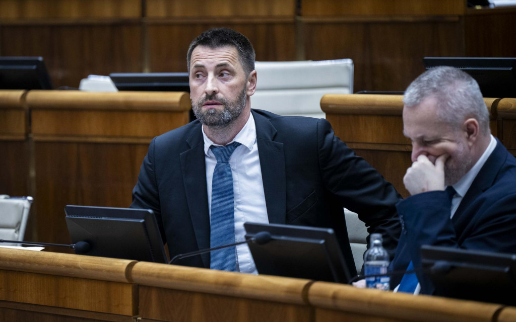 Na sn&iacute;mke poslanci NR SR zľava Mari&aacute;n Viskupič a Ondrej Dost&aacute;l (obaja SaS) počas hlasovania k otvoreniu 34. sch&ocirc;dze N&aacute;rodnej rady (NR) SR na vyslovenie ned&ocirc;very ministrovi obrany SR Robertovi Kaliň&aacute;kovi (Smer-SD) v utorok 1. apr&iacute;la 2025 v Bratislave. Poslanci N&aacute;rodnej rady (NR) SR v utorok nerokovali o n&aacute;vrhu na vyslovenie ned&ocirc;very ministrovi obrany Robertovi Kaliň&aacute;kovi (Smer-SD). Pri otv&aacute;ran&iacute; sch&ocirc;dze neboli ani na druh&yacute; pokus uzn&aacute;&scaron;aniaschopn&iacute;. V s&aacute;le sa ich ako pr&iacute;tomn&yacute;ch prezentovalo iba 68, nie potrebn&aacute; nadpolovičn&aacute; v&auml;č&scaron;ina. Pl&eacute;num sa o n&aacute;vrhu pok&uacute;si rokovať op&auml;ť v stredu (2. 4.), na kedy sa presunul začiatok sch&ocirc;dze. FOTO TASR - Jakub Kotian *** Local Caption *** hlasovanie ned&ocirc;vera neotvorenie druh&yacute; pokus FOTO: Jakub Kotian