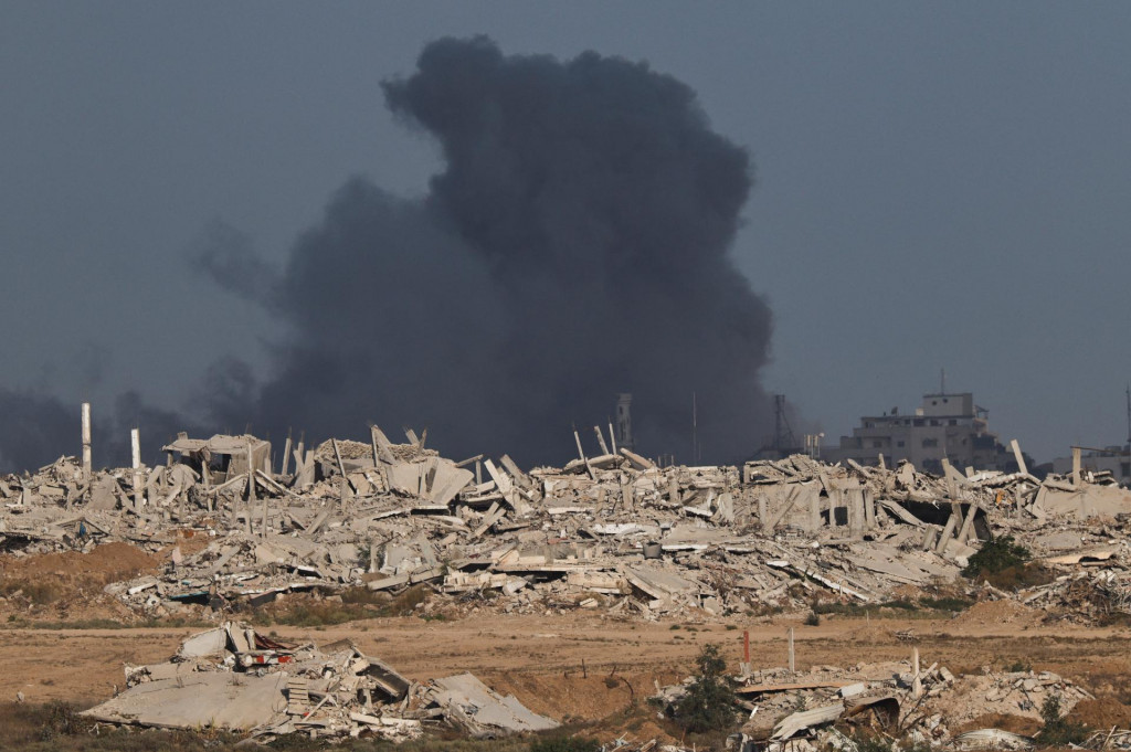Dym st&uacute;pa z Gazy po v&yacute;buchu, viden&yacute; z izraelskej strany hranice medzi Izraelom a Gazou. FOTO: Reuters