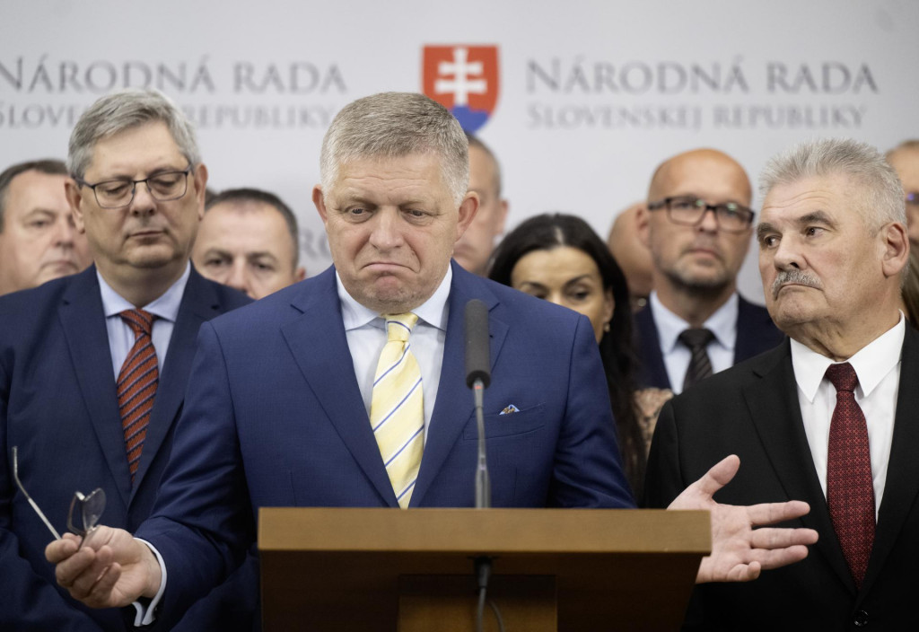 Na sn&iacute;mke uprostred premi&eacute;r Robert Fico. FOTO: TASR/Martin Baumann