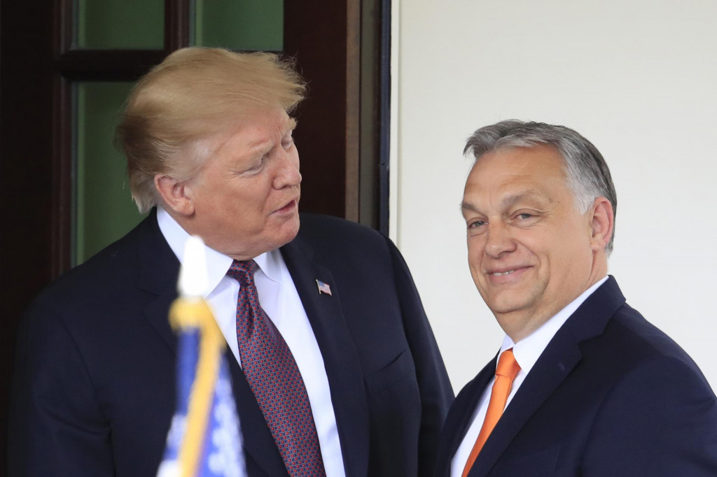 Na archívnej snímke prezident USA Donald Trump (vľavo) a maďarský premiér Viktor Orbán. FOTO: TASR/AP