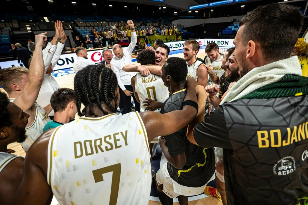 Ladislav Garaj (so zaťatou päsťou vzadu v strede) si priamo na palubovke vychutnal s hráčmi aj s trénermi najväčší úspech v histórii levického basketbalu. FOTO: Facebook (Patrioti Levice)