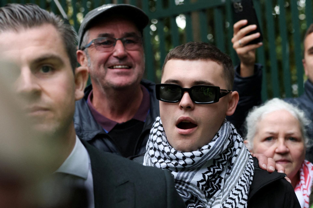 Liam Óg Ó hAnnaidh, vystupujúci pod umeleckým menom Mo Chára, zo skupiny Kneecap. FOTO: Reuters