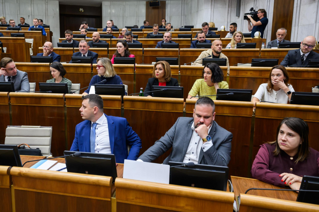 Na snímke vpredu opoziční poslanci Progresívneho Slovenska (PS) a vzadu opoziční poslanci hnutia Slovensko. FOTO: TASR/Jaroslav Novák