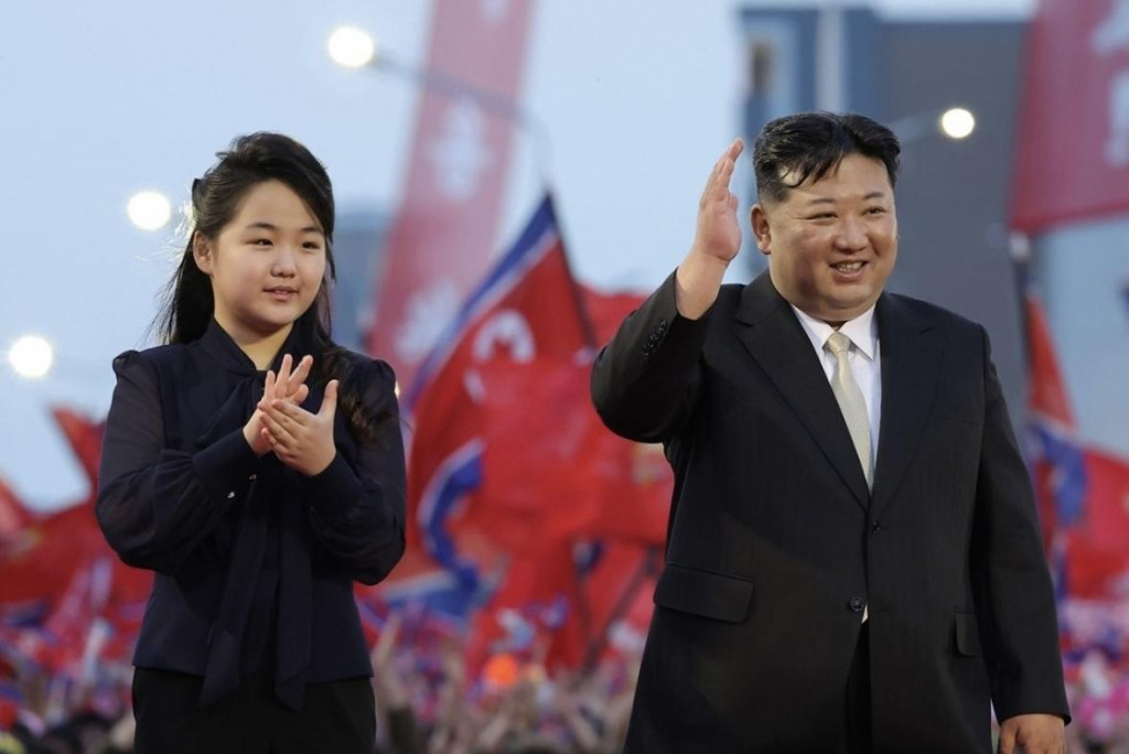 Kim Ču-ae po boku svojho otca Kim Čong-una.