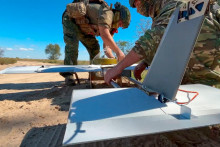 Na snímke z videa zverejnenej ruským ministerstvom obrany ruskí vojaci pripravujú dron na vypustenie na ukrajinské pozície na neznámom mieste na Ukrajine 24. septembra 2025. FOTO: TASR/AP