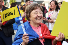 Prívrženci proeurópskej moldavskej Strany akcie a solidarity (PAS) sa zúčastňujú zhromaždenia pred nadchádzajúcimi parlamentnými voľbami. FOTO: Reuters