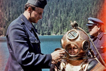 Snímka zo 60. rokov z akcie ŠtB zvanej Neptún. „Vyťahovali sa debny údajných nacistických archiválií z Čierneho jazera na Šumave. Išlo o dezinformačnú akciu, pretože ŠtB potrebovala dostať do obehu informácie o pronacistickej činnosti vplyvných ľudí v západnom Nemecku a Rakúsku,“ vysvetľuje etnológ Jan Pohunek.