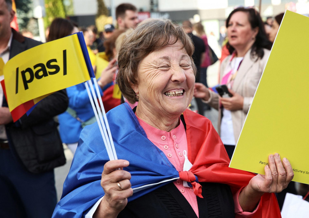 Prívrženci proeurópskej moldavskej Strany akcie a solidarity (PAS) sa zúčastňujú zhromaždenia pred nadchádzajúcimi parlamentnými voľbami. FOTO: Reuters