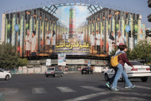 Ľudia prechádzajú okolo billboardu s obrázkom jadrových vedcov zabitých pri izraelských útokoch a iránskych centrifúg na ulici v Teheráne v Iráne. FOTO: Reuters/WANA
