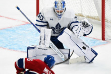 Na snímke slovenský hokejista v drese Montrealu Canadiens Filip Mešár (46) skóruje proti brankárovi Toronta Maple Leafs Vjačeslavovi Peksaovi (50) počas prípravného zápasu pred novou sezónou NHL Montreal Canadiens - Toronto Maple Leafs. FOTO: TASR/AP