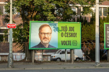 Bilbord koalície SPOLU s jej lídrom Petrom Fialom. FOTO: TASR/Barbora Vizváryová