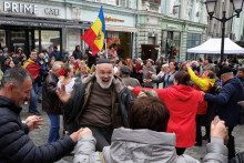 Ľudia tancujú v rade pred volebnou miestnosťou nachádzajúcou sa na moldavskom veľvyslanectve počas parlamentných volieb v Moskve. FOTO: Reuters