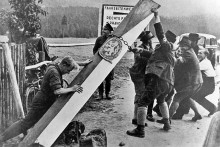Sudetskí Nemci odstraňujú po prijatí Mníchovskej dohody československý hraničný stĺp.