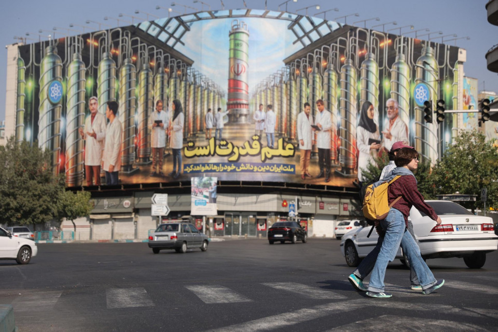 Ľudia prechádzajú okolo billboardu s obrázkom jadrových vedcov zabitých pri izraelských útokoch a iránskych centrifúg na ulici v Teheráne v Iráne. FOTO: Reuters/WANA