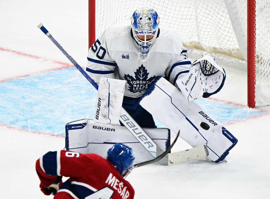 Na snímke slovenský hokejista v drese Montrealu Canadiens Filip Mešár (46) skóruje proti brankárovi Toronta Maple Leafs Vjačeslavovi Peksaovi (50) počas prípravného zápasu pred novou sezónou NHL Montreal Canadiens - Toronto Maple Leafs. FOTO: TASR/AP