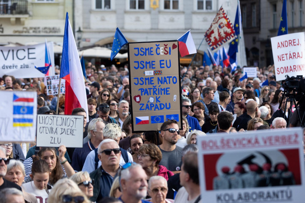 Ľudia v Prahe sa zúčastňujú občianského zhromaždenia s názvom „Zabráňme vláde extrémistov“. FOTO: Reuters