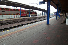 Rozsah dopravy zostáva zachovaný ako pred výlukou, pričom bude rozšírený o tri páry vlakov REX v neskorých večerných a skorých ranných hodinách. FOTO: TASR/Miroslav Košírer