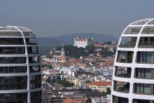 Spotrebitelia pozitívnejšie vnímali vývoj nezamestnanosti, zmiernili sa aj obavy týkajúce sa financií v ich domácnostiach, ako celkovej finančnej situácie, tak aj tvorby úspor. FOTO: TASR/Pavel Neubauer