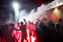 Mladí Srbi a Slováci protestovali začiatkom tohto mesiaca v kampuse univerzity vo vojvodinskej metropole Novi Sad proti policajnej brutalite. FOTO: REUTERS
