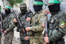 Na snímke ozbrojenci hnutia Hamas. FOTO: REUTERS