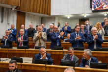 Poslanci SMERu-SD tlieskajú po schválení novely Ústavy. FOTO: TASR/Jaroslav Novák