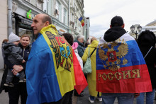 Ľudia stoja v rade pred volebnou miestnosťou nachádzajúcou sa na moldavskom veľvyslanectve počas parlamentných volieb v Moskve v Rusku. FOTO: REUTERS