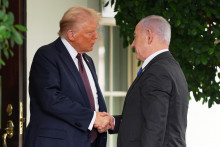 Americký prezident Donald Trump (vľavo) si podáva ruku s izraelským premiérom Benjaminom Netanjahuom pred ich stretnutím v Bielom dome. FOTO: TASR/AP