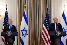 Americký prezident Donald Trump (vpravo) počas spoločnej tlačovej konferencie s izraelským premiérom Benjaminom Netanjahuom po ich stretnutí v Bielom dome. FOTO: TASR/AP