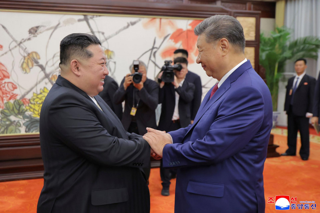 Čínsky prezident Si Ťin-pching (vpravo) a severokórejský líder Kim Čong-un. FOTO: TASR/AP