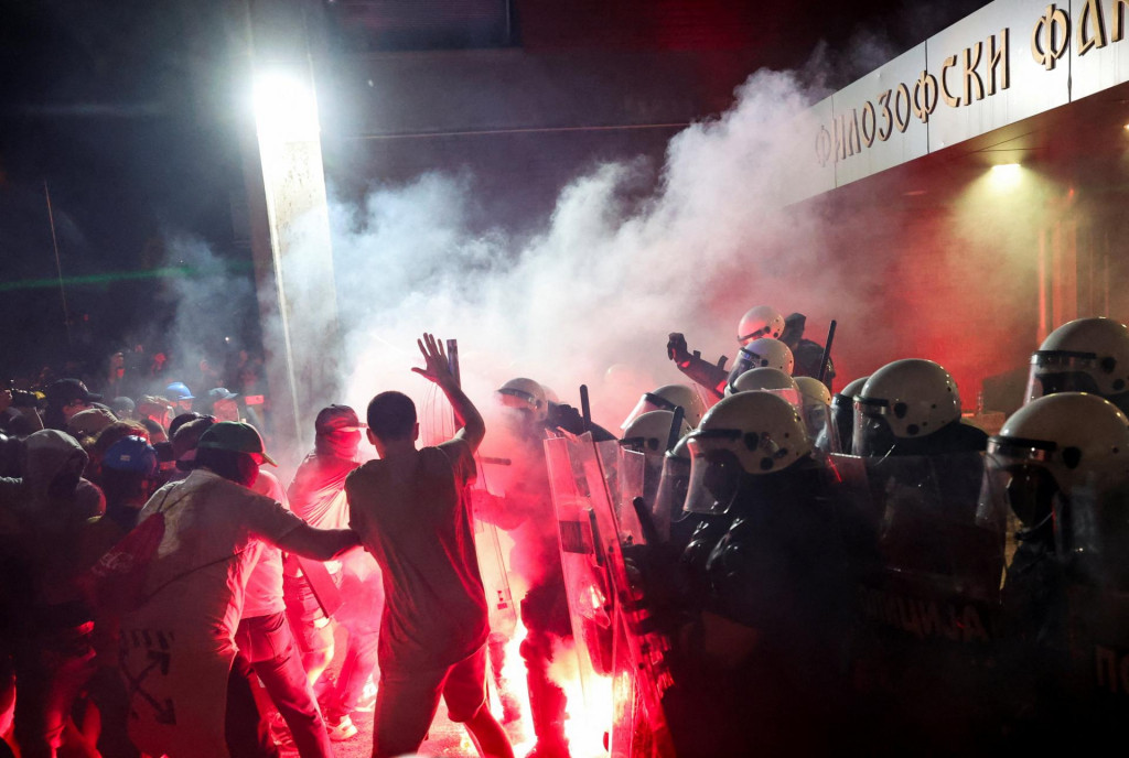 Mladí Srbi a Slováci protestovali začiatkom tohto mesiaca v kampuse univerzity vo vojvodinskej metropole Novi Sad proti policajnej brutalite. FOTO: REUTERS