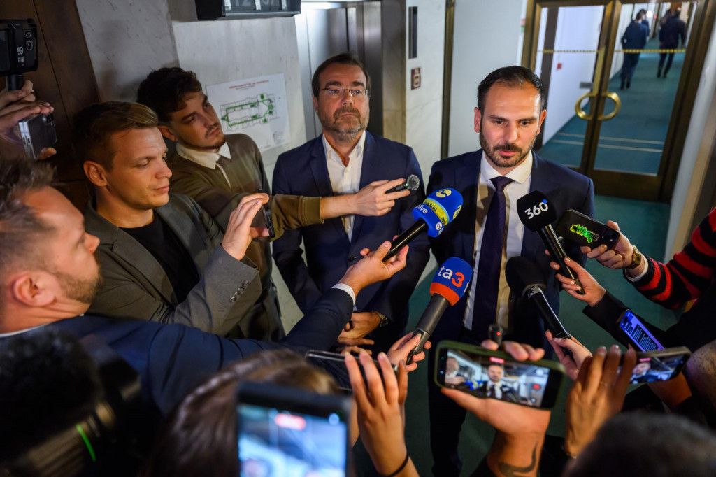 Poslanci Marek Krajčí a Rastislav Krátky (obaja hnutie Slovensko). FOTO: TASR/Jaroslav Novák