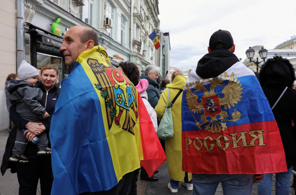 Ľudia stoja v rade pred volebnou miestnosťou nachádzajúcou sa na moldavskom veľvyslanectve počas parlamentných volieb v Moskve v Rusku. FOTO: REUTERS