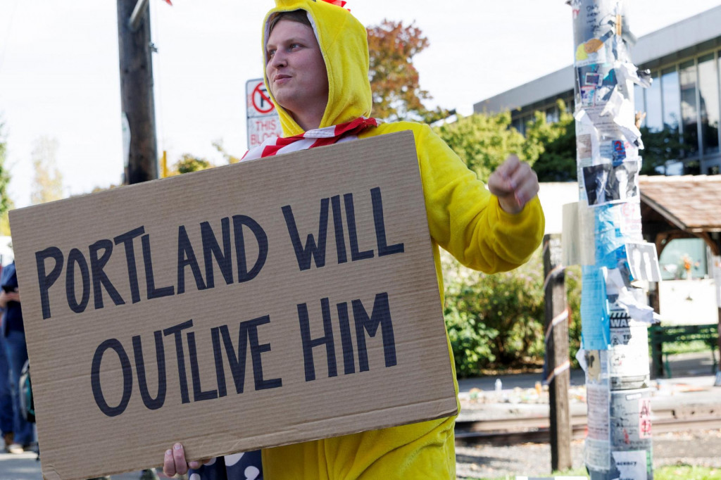 Osoba drží transparent v blízkosti zariadenia Imigračného a colného úradu v deň, keď prezident USA Donald Trump oznámil, že vyšle vojakov do Portlandu. FOTO: Reuters

